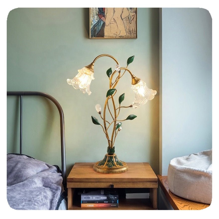 Luminária de Mesa Floral Vintage em Cristal - Detalhes Dourados para uma Sala de Estar Elegante