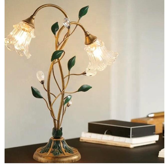 Luminária de Mesa Floral Vintage em Cristal - Detalhes Dourados para uma Sala de Estar Elegante