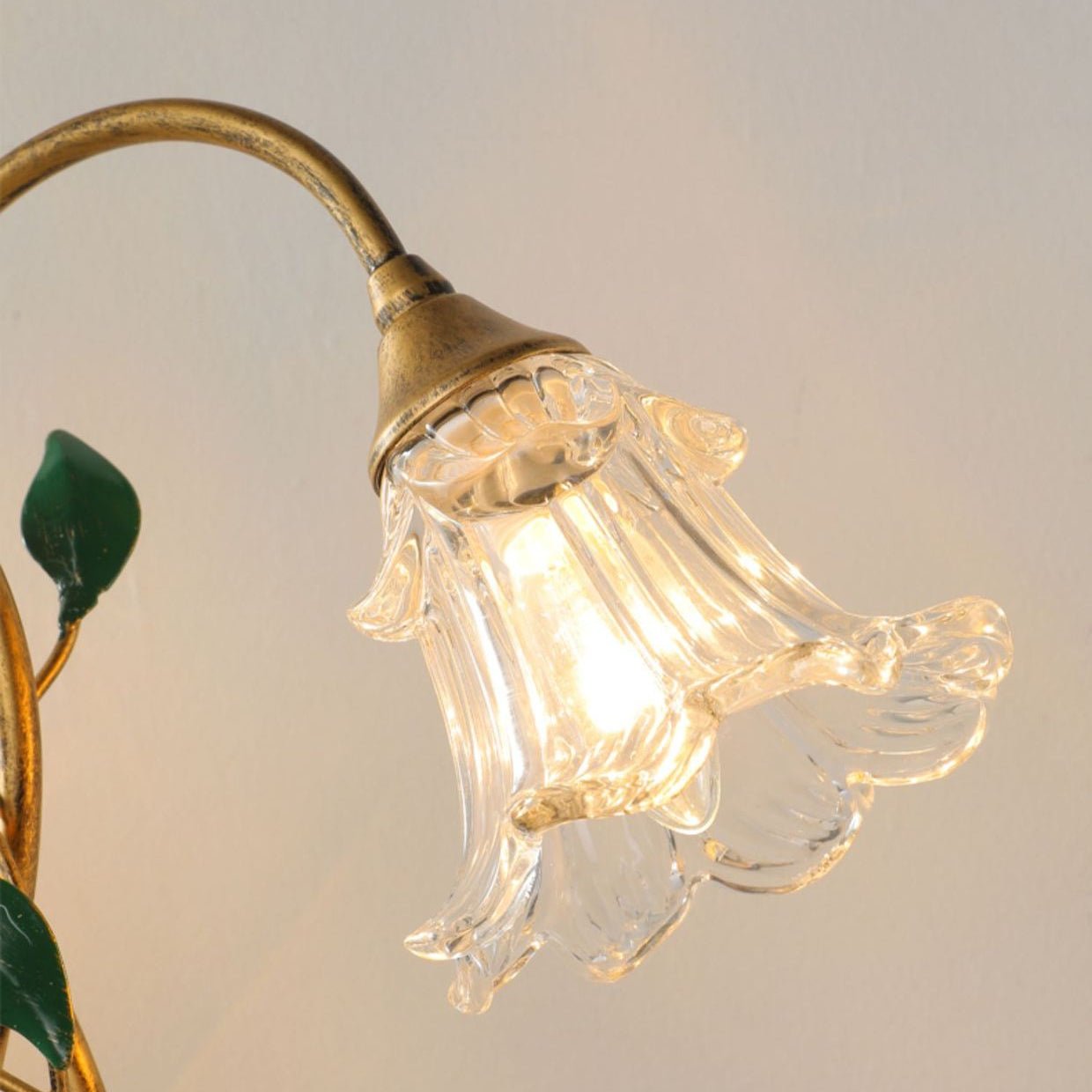 Luminária de Mesa Floral Vintage em Cristal - Detalhes Dourados para uma Sala de Estar Elegante