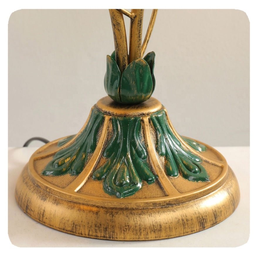 Luminária de Mesa Floral Vintage em Cristal - Detalhes Dourados para uma Sala de Estar Elegante