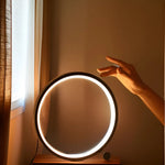 Luminária de Mesa LED Regulável com Design Minimalista - Iluminação Sofisticada para Cômodos e Estúdios