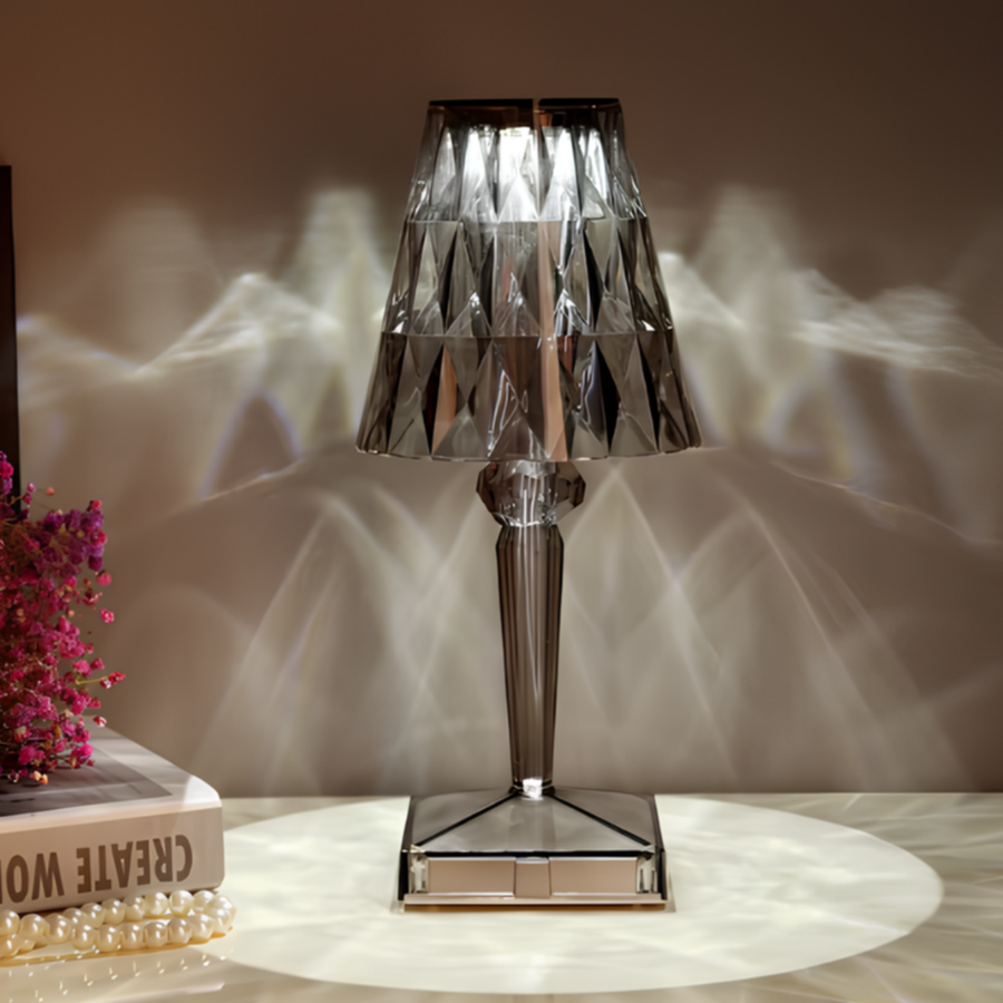 Luminária de Mesa em Cristal – Sofisticação Contemporânea e Ambiente Aconchegante