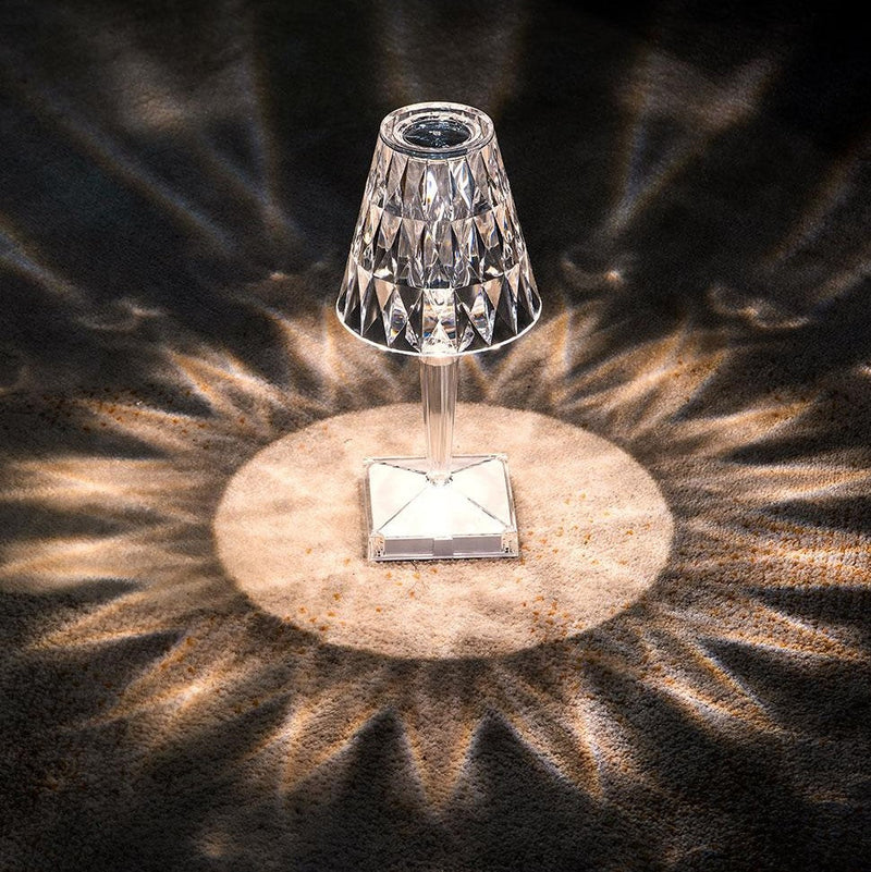 Luminária de Mesa em Cristal – Sofisticação Contemporânea e Ambiente Aconchegante