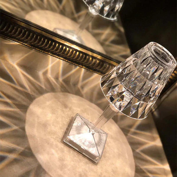 Luminária de Mesa em Cristal – Sofisticação Contemporânea e Ambiente Aconchegante