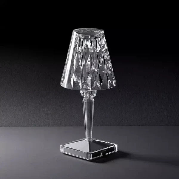 Luminária de Mesa em Cristal – Sofisticação Contemporânea e Ambiente Aconchegante