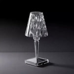 Luminária de Mesa em Cristal – Sofisticação Contemporânea e Ambiente Aconchegante