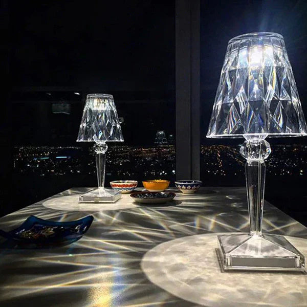 Luminária de Mesa em Cristal – Sofisticação Contemporânea e Ambiente Aconchegante