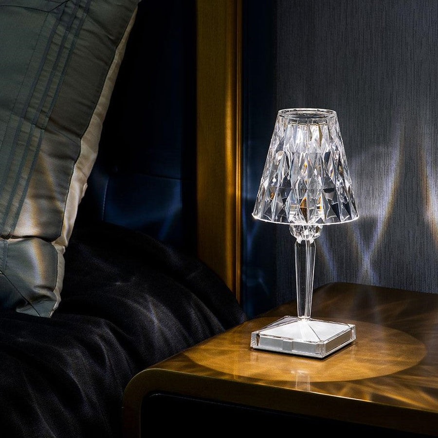 Luminária de Mesa em Cristal – Sofisticação Contemporânea e Ambiente Aconchegante