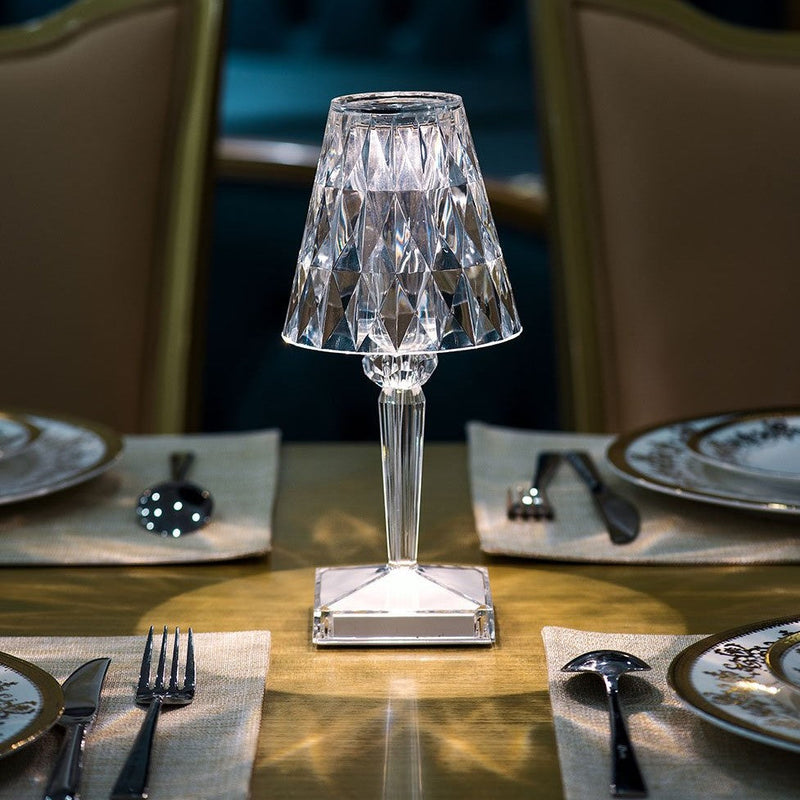 Luminária de Mesa em Cristal – Sofisticação Contemporânea e Ambiente Aconchegante
