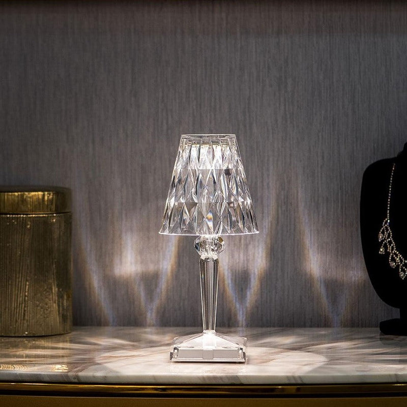Luminária de Mesa em Cristal – Sofisticação Contemporânea e Ambiente Aconchegante