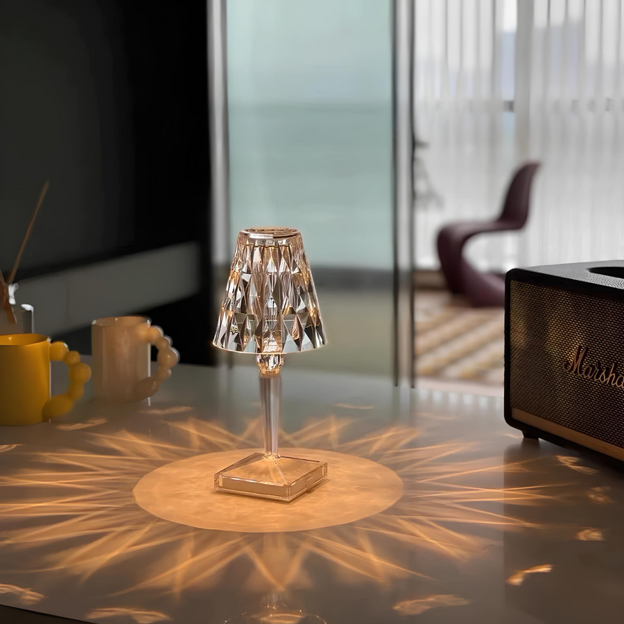 Luminária de Mesa em Cristal – Sofisticação Contemporânea e Ambiente Aconchegante