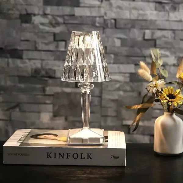 Luminária de Mesa em Cristal – Sofisticação Contemporânea e Ambiente Aconchegante