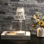 Luminária de Mesa em Cristal – Sofisticação Contemporânea e Ambiente Aconchegante
