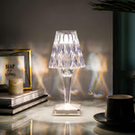 Luminária de Mesa em Cristal – Sofisticação Contemporânea e Ambiente Aconchegante