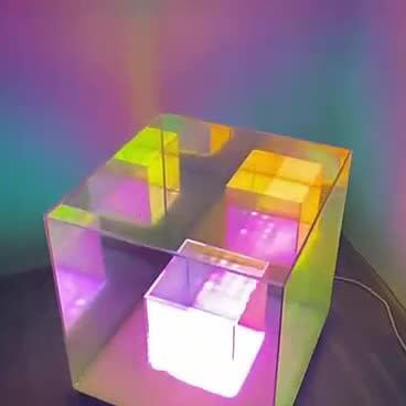 Luminária de mesa Cubo Mágico em Acrílico RGB