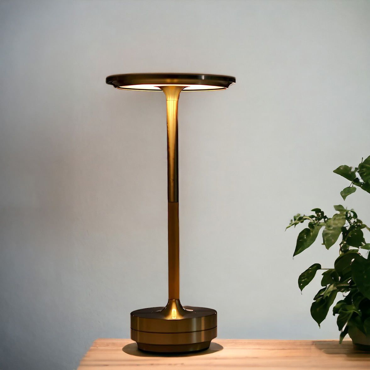 Luminária de mesa Sem Fio Aura - Abajur Moderno com Controle Touch e Estilo Nórdico Dourado