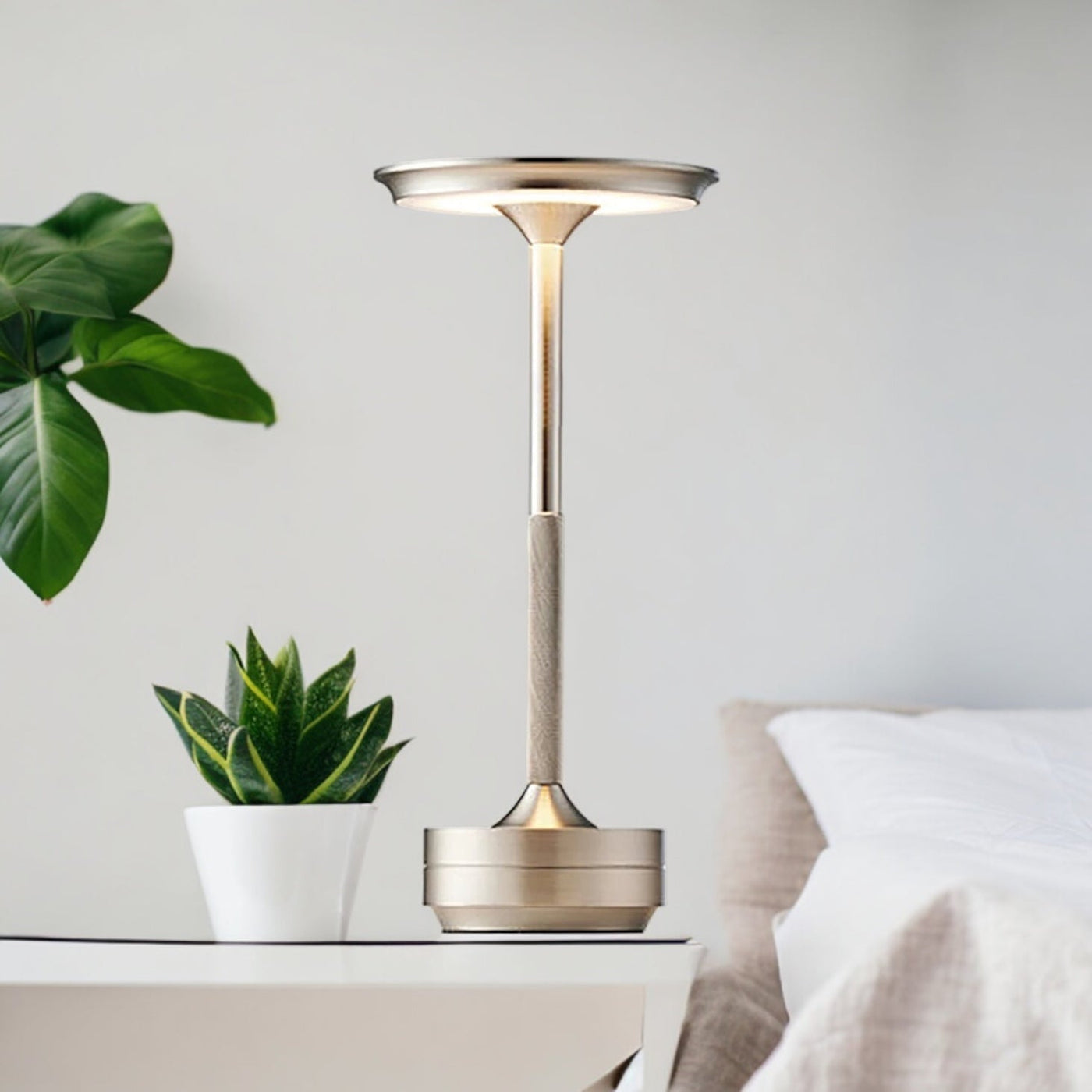 Luminária de mesa Sem Fio Aura - Abajur Moderno com Controle Touch e Estilo Nórdico Prata