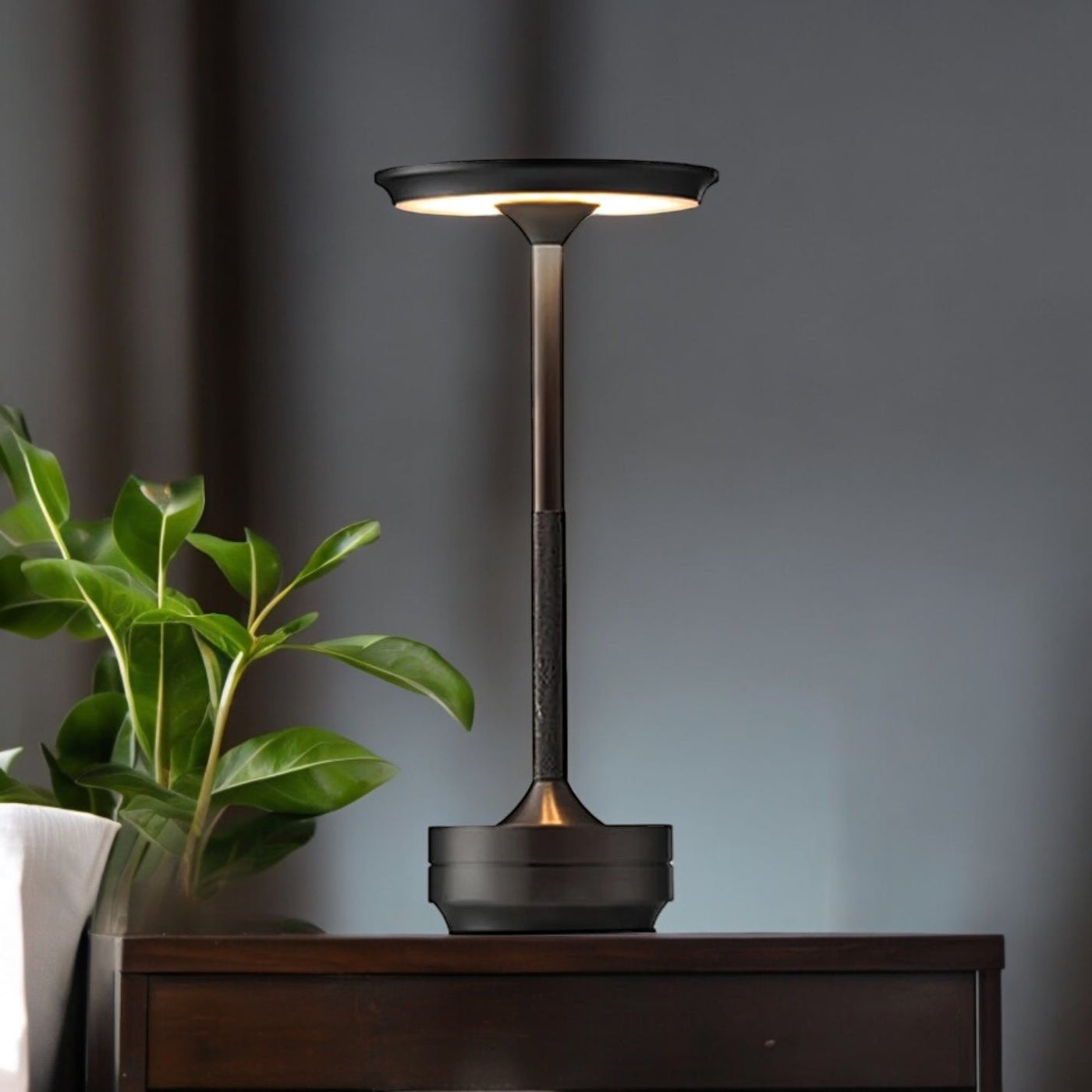 Luminária de mesa Sem Fio Aura - Abajur Moderno com Controle Touch e Estilo Nórdico Preto