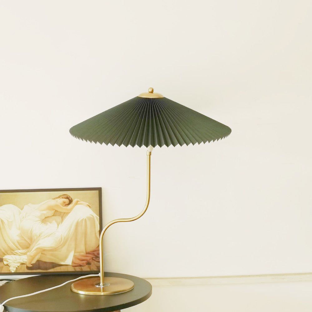 Luminária de mesa Vintage com Abajur Plissado em Latão | Luminária Decorativa Retro para Quarto e Sala de Estar