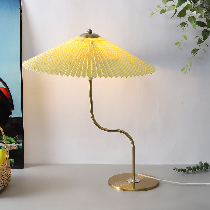 Luminária de mesa Vintage com Abajur Plissado em Latão | Luminária Decorativa Retro para Quarto e Sala de Estar
