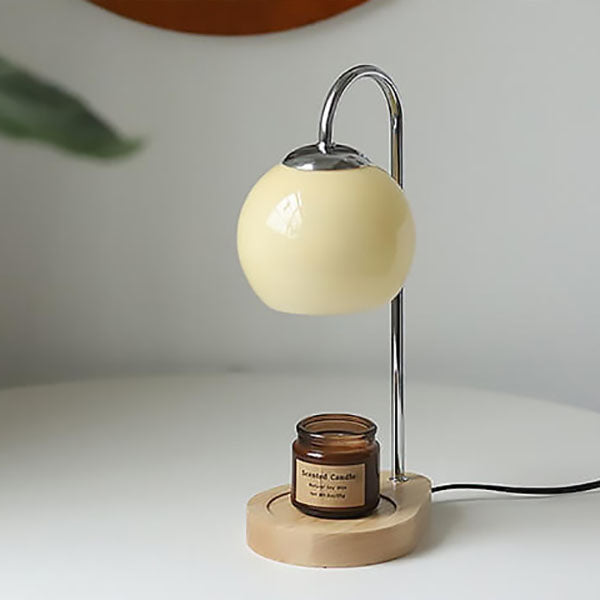 Luminária de mesa com design moderno em madeira e aspecto de cera derretida. Bege