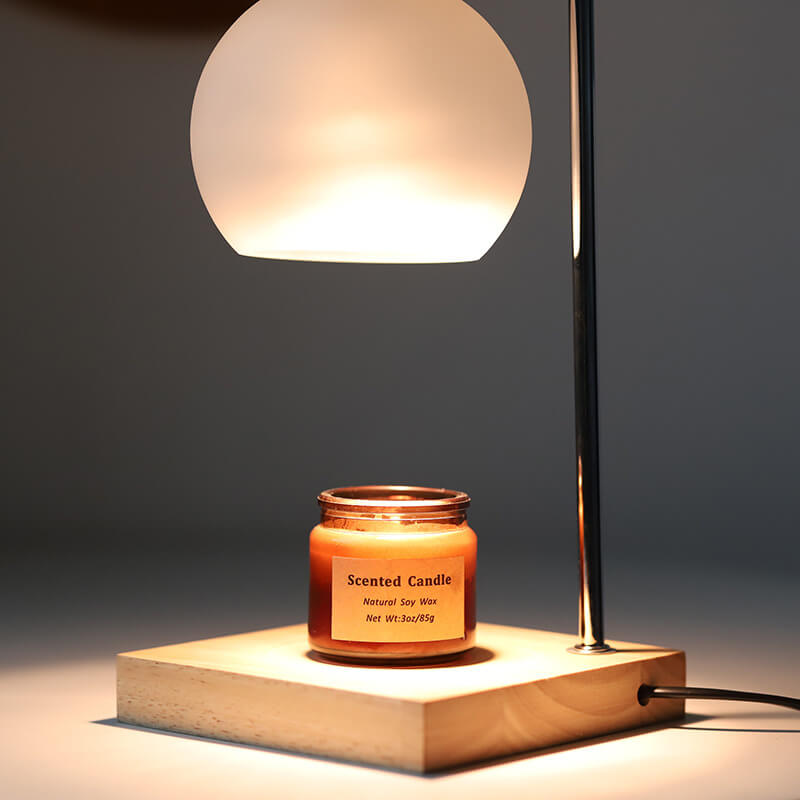 Luminária de mesa com design moderno em madeira e aspecto de cera derretida. Branco Fosco
