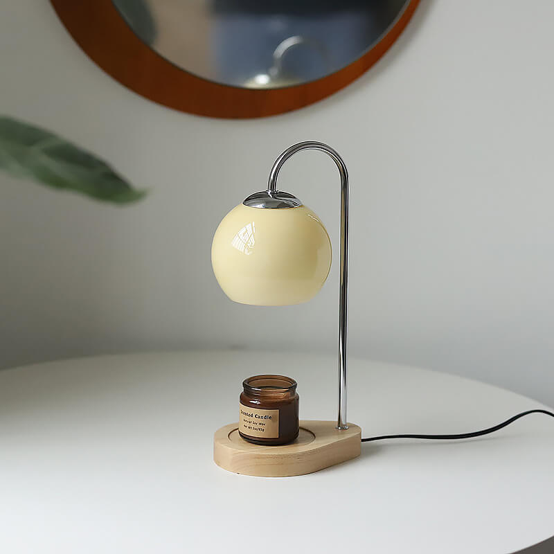 Luminária de mesa com design moderno em madeira e aspecto de cera derretida.