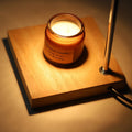 Luminária de mesa com design moderno em madeira e aspecto de cera derretida.