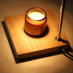 Luminária de mesa com design moderno em madeira e aspecto de cera derretida.