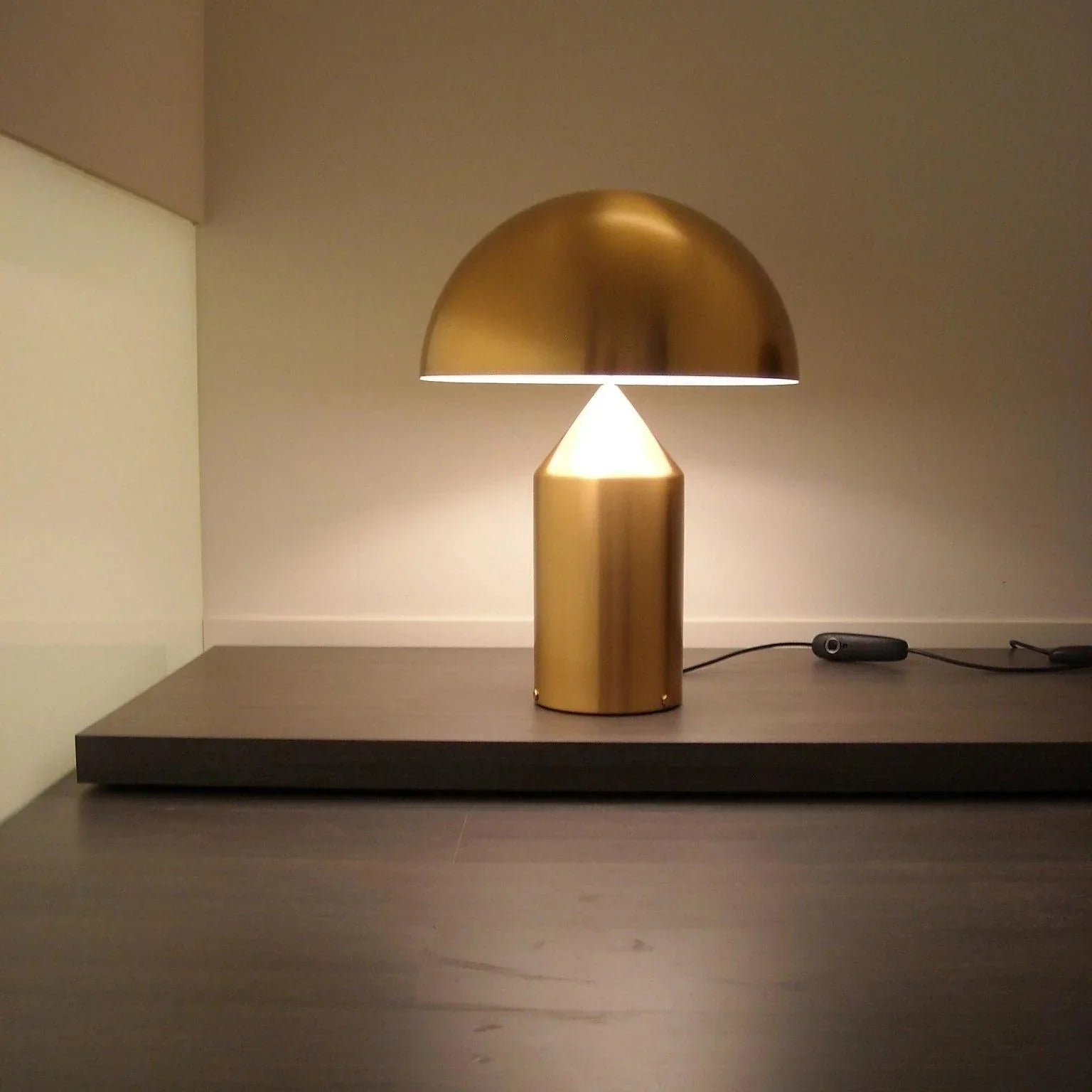 Luminária de mesa elegante com design moderno