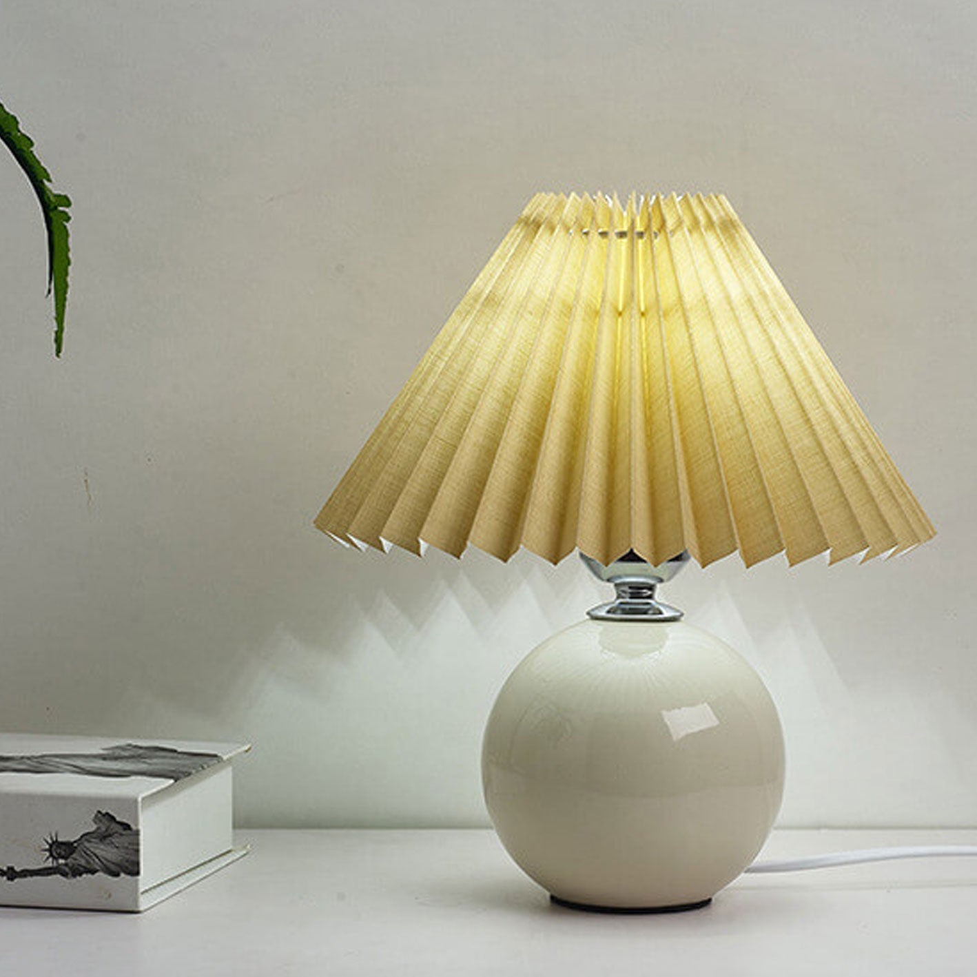 Luminária de mesa em cerâmica plissada estilo nórdico