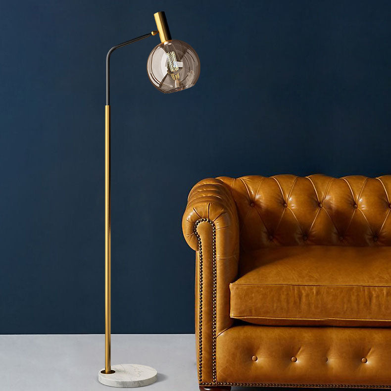 Luminária de mesa em estilo nórdico minimalista com cúpula de vidro e base de mármore para uma luz elegante.