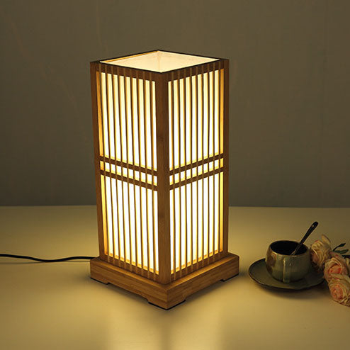 Luminária de mesa em formato quadrado feita de madeira japonesa.