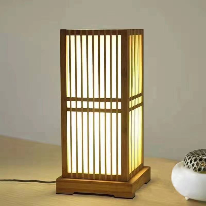 Luminária de mesa em formato quadrado feita de madeira japonesa.