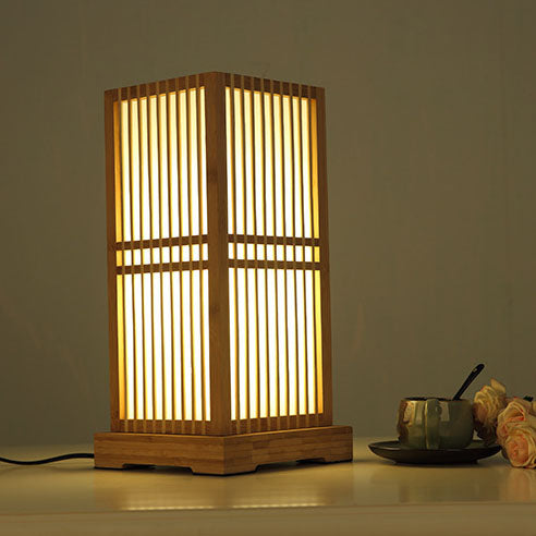 Luminária de mesa em formato quadrado feita de madeira japonesa.