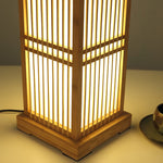 Luminária de mesa em formato quadrado feita de madeira japonesa.