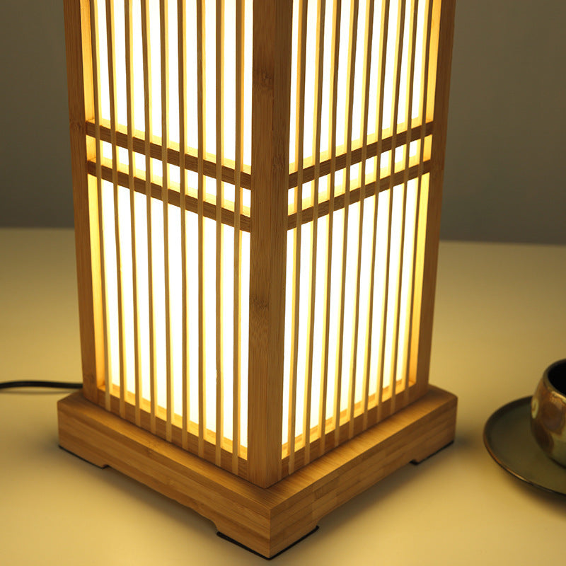 Luminária de mesa em formato quadrado feita de madeira japonesa.