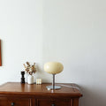 Luminária de mesa em vidro creme estilo vintage - Modelo redondo nórdico para ambientes aconchegantes.