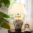 Luminária de mesa estilo retrô em cerâmica com design de flores e pássaros.