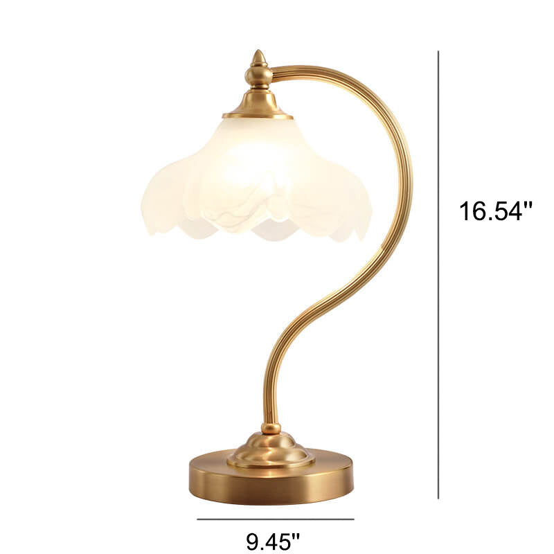 Luminária de mesa retro em metal dourado e vidro com cúpula em formato de pétalas.