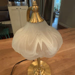 Luminária de mesa retro em metal dourado e vidro com cúpula em formato de pétalas.