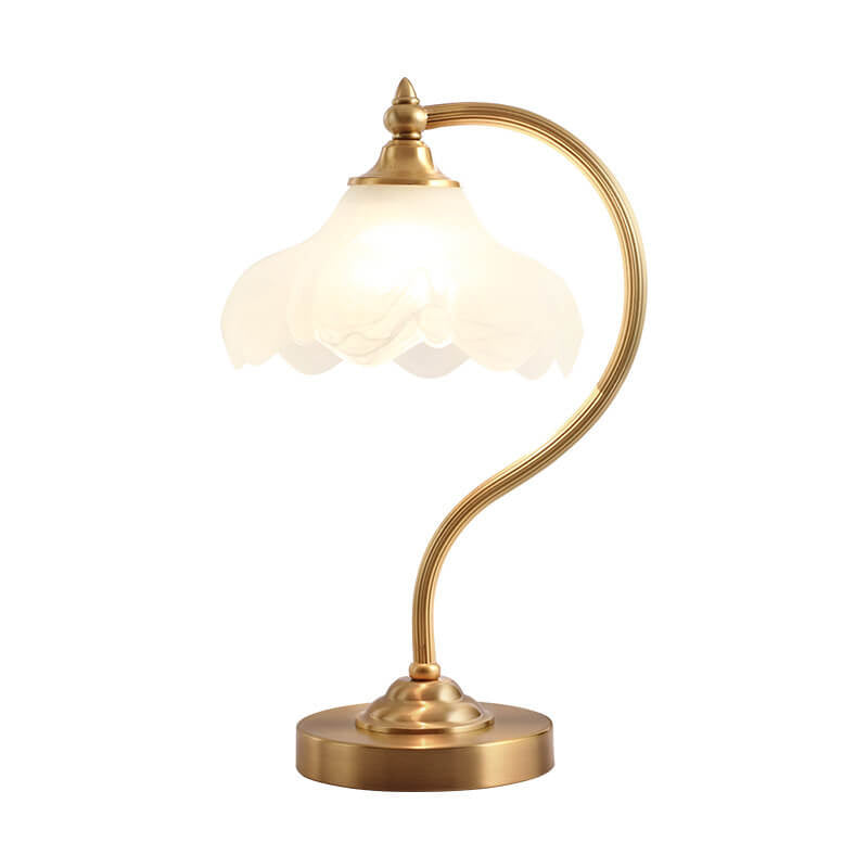 Luminária de mesa retro em metal dourado e vidro com cúpula em formato de pétalas.
