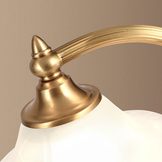 Luminária de mesa retro em metal dourado e vidro com cúpula em formato de pétalas.