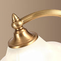 Luminária de mesa retro em metal dourado e vidro com cúpula em formato de pétalas.
