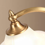 Luminária de mesa retro em metal dourado e vidro com cúpula em formato de pétalas.