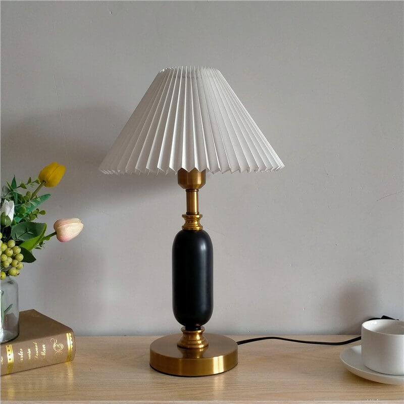 Luminária de mesa vintage com abajur plissado preto | Abajur de coluna em latão para quarto e sala de estar Plissado Branco + Base Preta