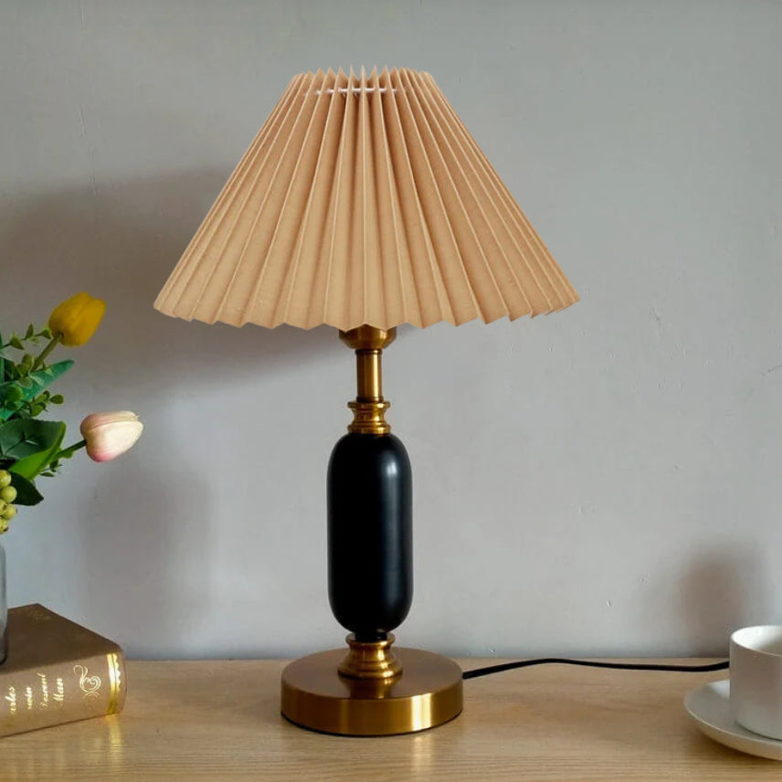 Luminária de mesa vintage com abajur plissado preto | Abajur de coluna em latão para quarto e sala de estar Plissado Caqui + Base Preta