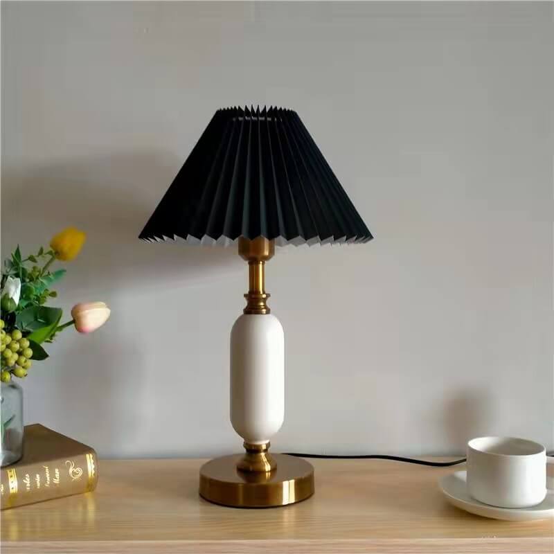 Luminária de mesa vintage com abajur plissado preto | Abajur de coluna em latão para quarto e sala de estar Plissado Preto + Base Branca