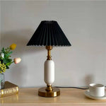 Luminária de mesa vintage com abajur plissado preto | Abajur de coluna em latão para quarto e sala de estar Plissado Preto + Base Branca