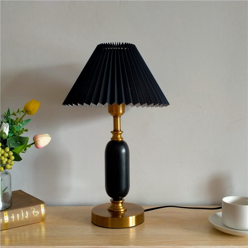 Luminária de mesa vintage com abajur plissado preto | Abajur de coluna em latão para quarto e sala de estar Plissado Preto + Base Preta